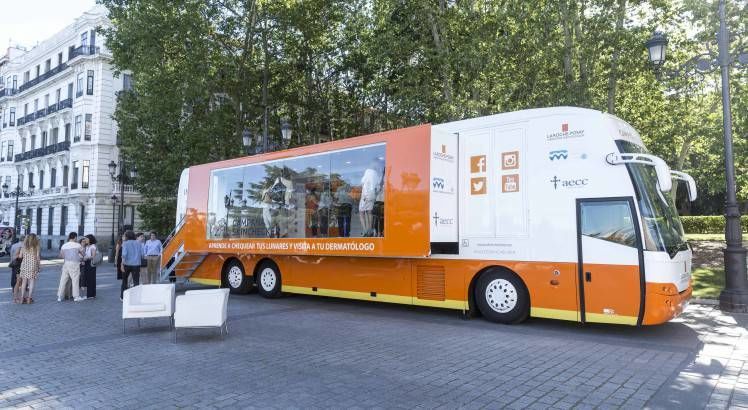 La campaña de prevención solar Skinchecker recorre 70 ciudades españolas
