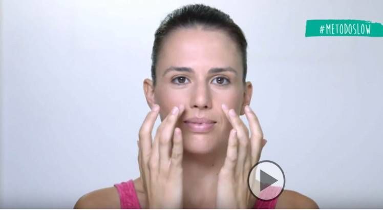 Automasaje facial para estimular la circulación