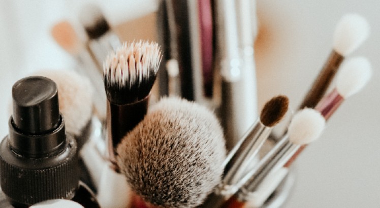 Conoce cómo limpiar tus brochas de maquillaje y alargar su vida