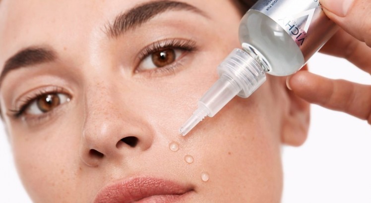 EL INNOVADOR SÉRUM ANTIEDAD DE ROSTRO Y OJOS, QUE RECARGA TU PIEL CON ÁCIDO HIALURÓNICO