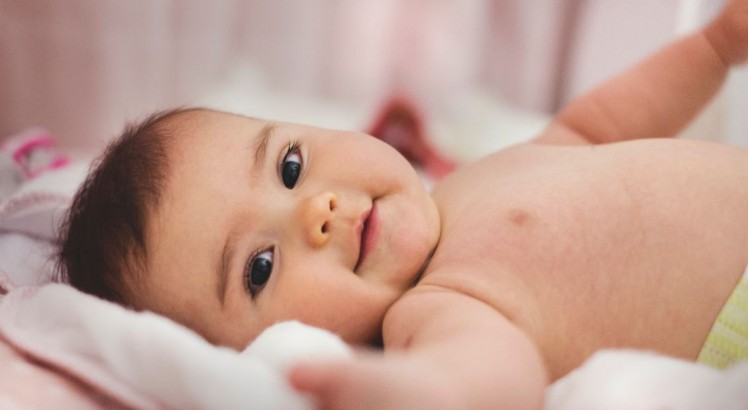 Granitos en la cara de mi bebé, ¿qué puedo hacer?