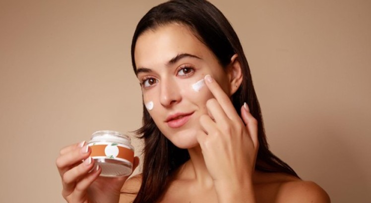 Cómo cuidar la piel grasa deshidratada: Guía esencial