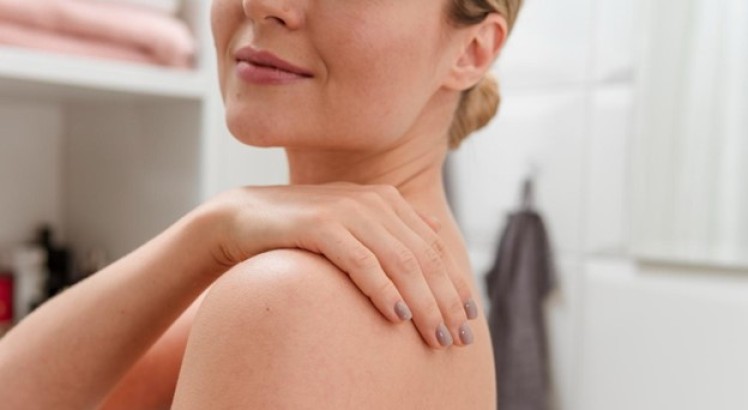 ¿Cómo quitar los granos en la espalda?