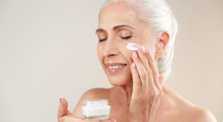 Mejores cremas antiarrugas con protección solar para una piel radiante