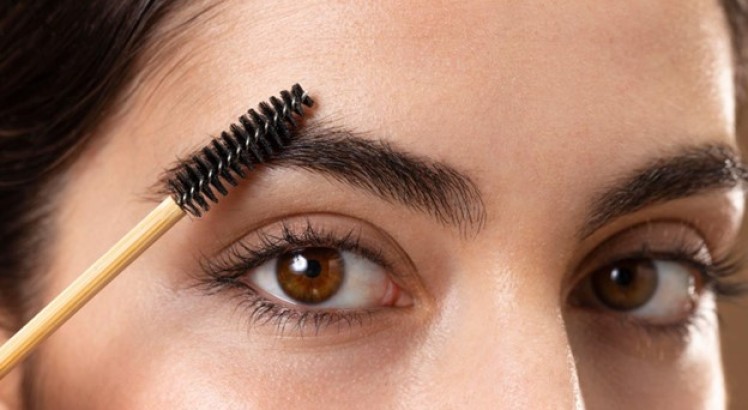 Caspa en las cejas: causas, soluciones y tratamientos efectivos