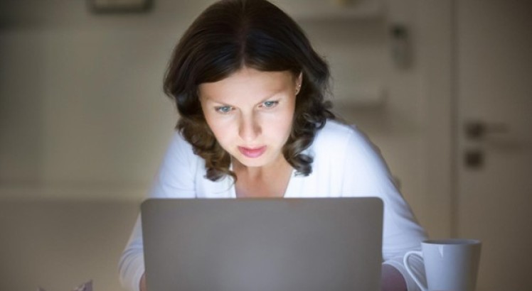 Cómo prevenir el daño causado por la luz azul en la piel