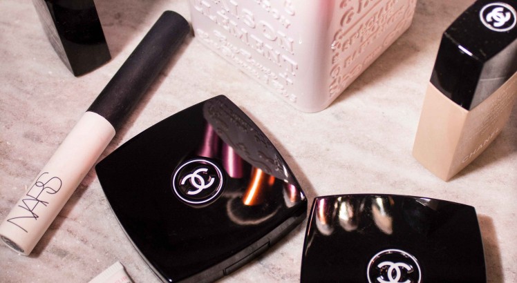 Confía en el maquillaje de alta cobertura para disimular imperfecciones de la piel