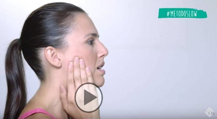 Masaje facial para liberar tensión de la mandíbula 