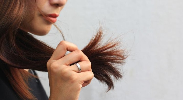 Raíces grasas y puntas secas: consejos y soluciones