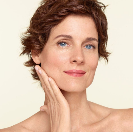 El producto para acabar con el descolgamiento de la piel durante la menopausia