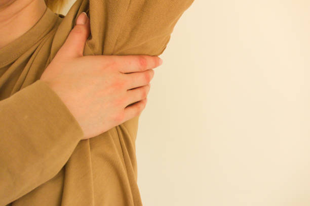 ¿Por qué aparecen las verrugas en las axilas?