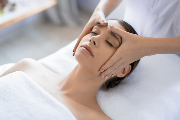 Descubre los secretos de los masajes faciales antiarrugas para una piel más joven