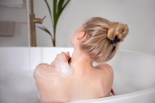 ¿Cómo quitar los granos en la espalda?